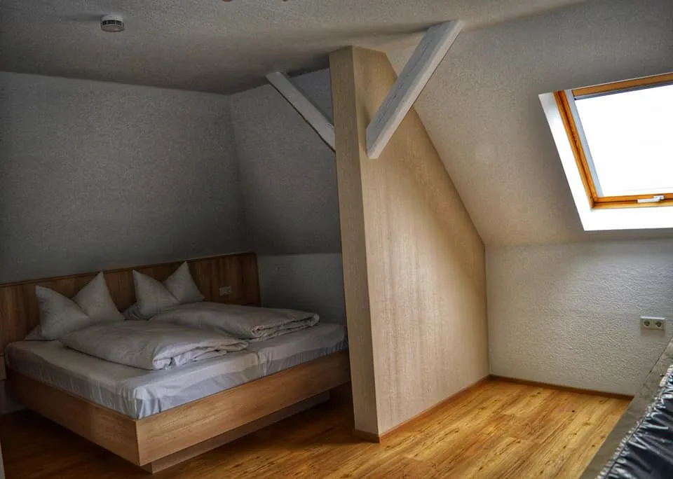 Helles Doppelzimmer im Dachgeschoss mit gemütlicher Einrichtung