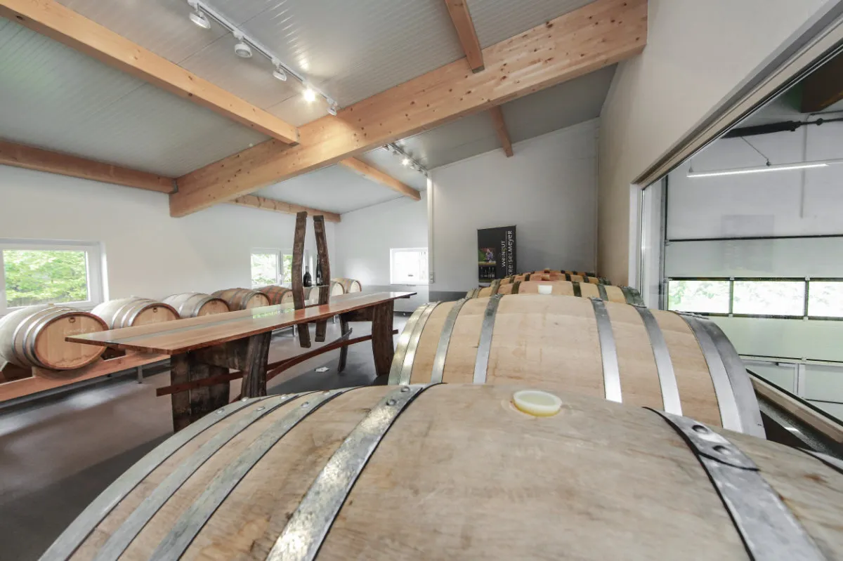 Weinkeller mit Holzfässern, Weingut Kreiselmeyer