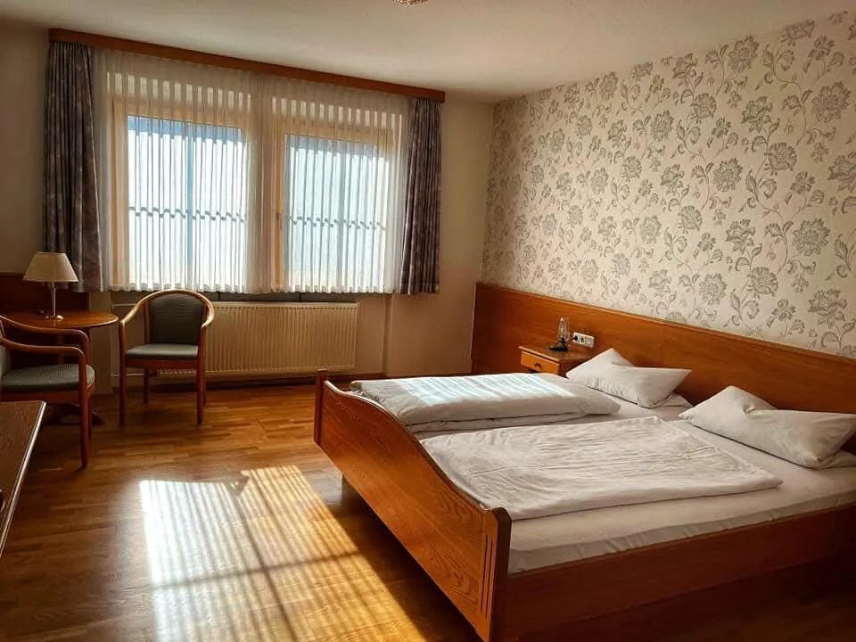 Doppelzimmer sonnig, hell, Blumentapete